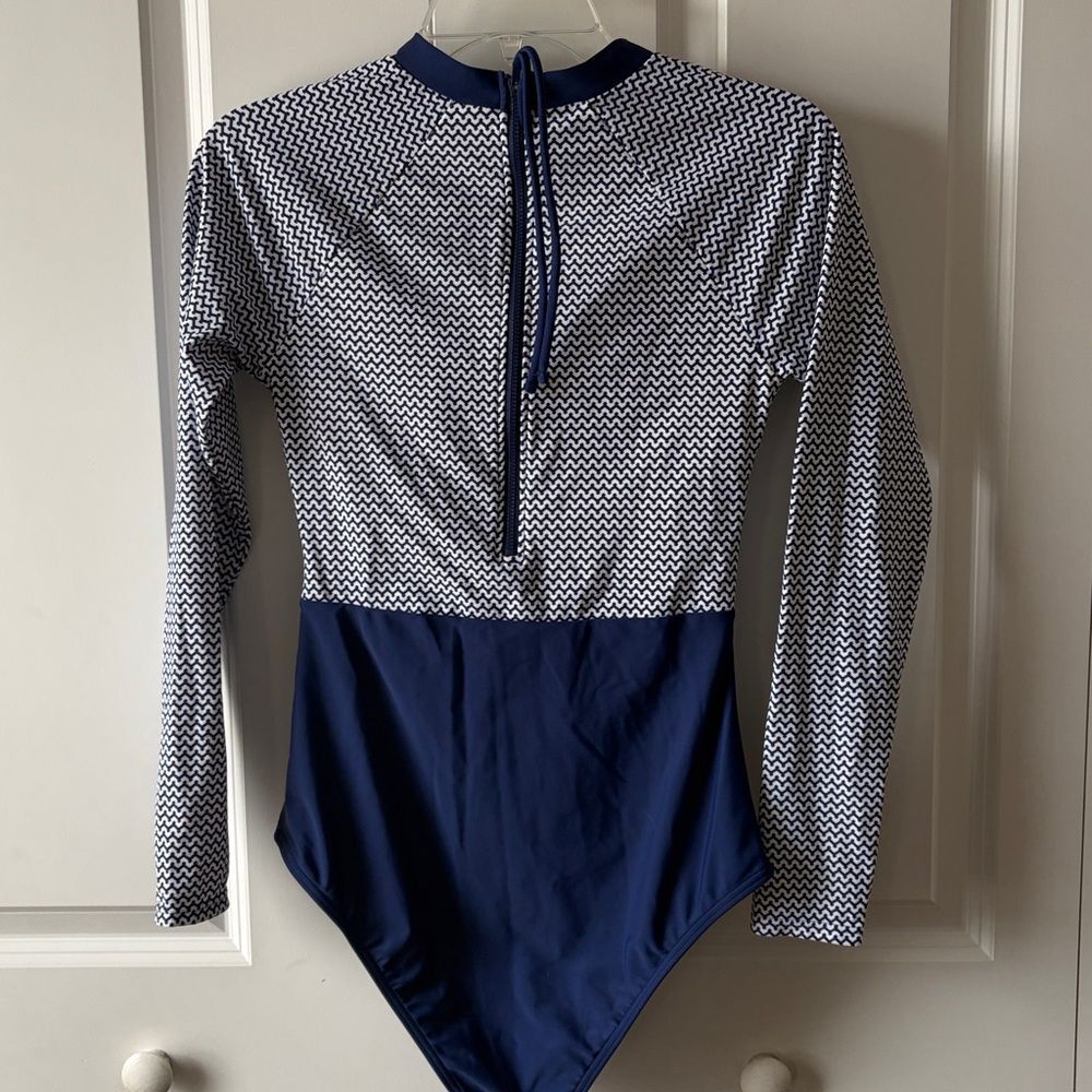 Venus Surf Long Sleeve One-Piece in the Nautical Awning Size 8 NWOT - Picture 3 of 4